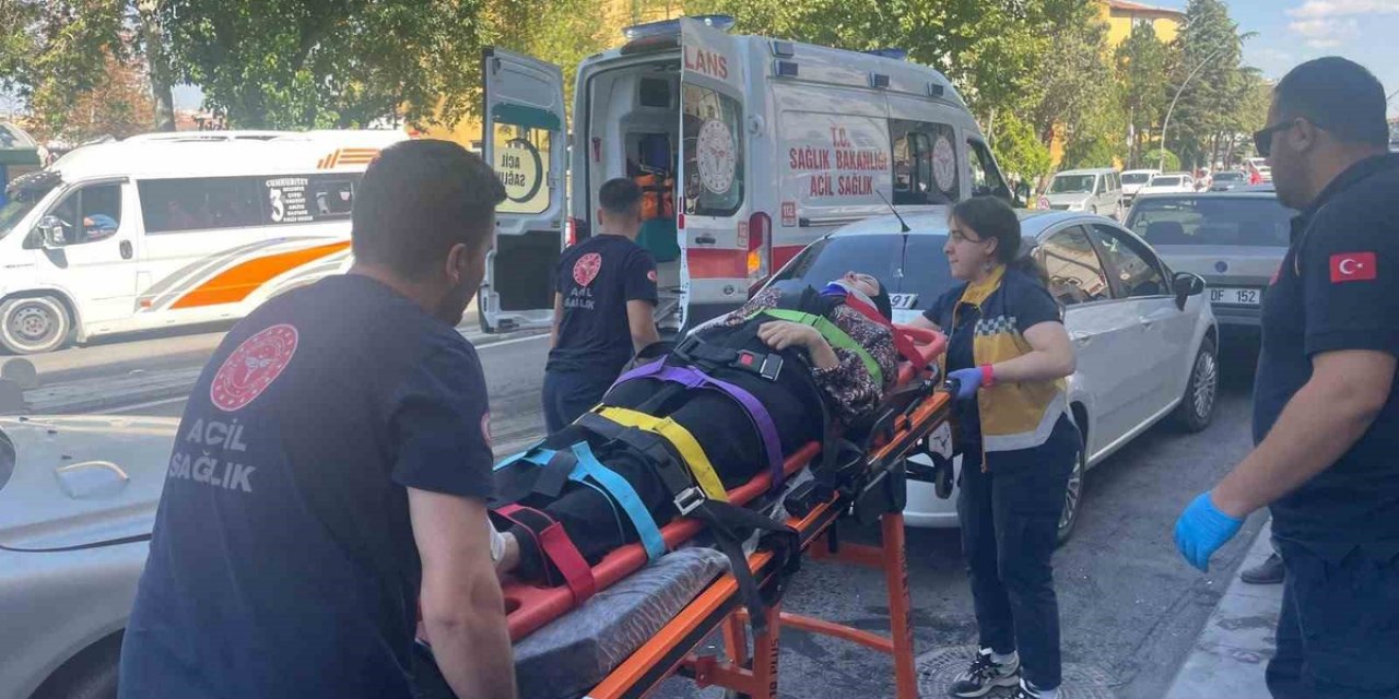 Karaman'da Otomobil Park Halindeki Araçlara Çarptı, Kazada 3 Kişi Yaralandı