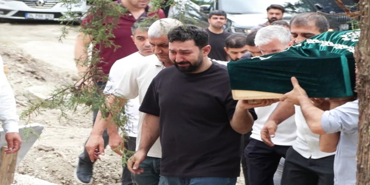Otobüs Faciasında Hayatını Kaybeden 12 Yaşındaki Yüsra Seraç, Kilyos Mezarlığı'nda Toprağa Verildi