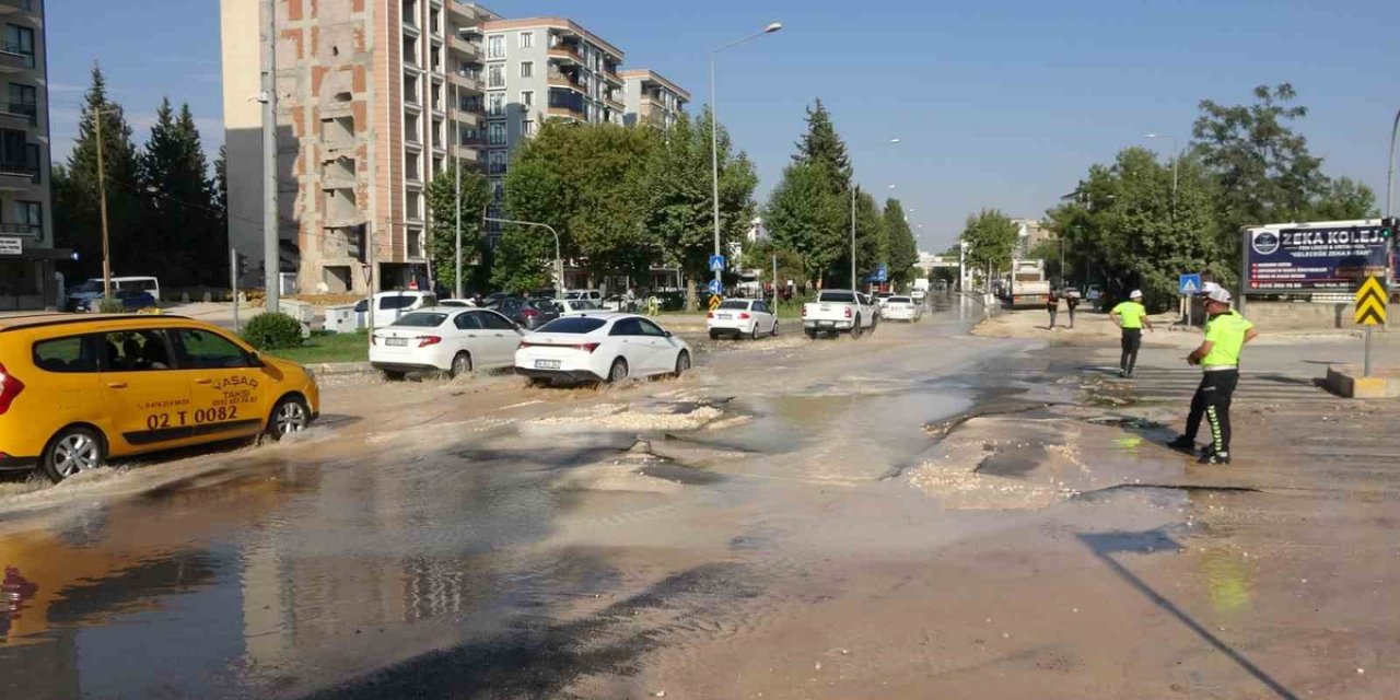 Adıyaman'da Ana Su Hattı Patladı, Atatürk Bulvarı'nda Yol Ulaşıma Kapandı