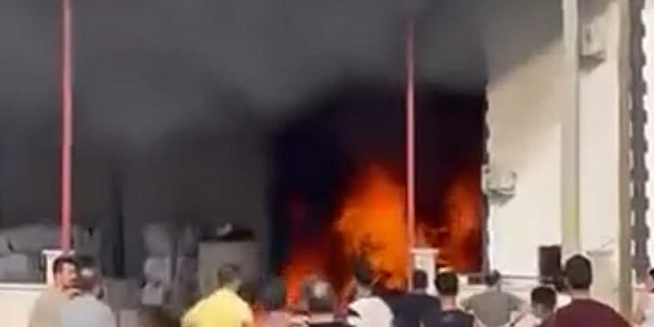 Denizli Merkezefendi'de İş Yerinde Yangın Çıktı, Ekiplerin Müdahalesi Sürüyor