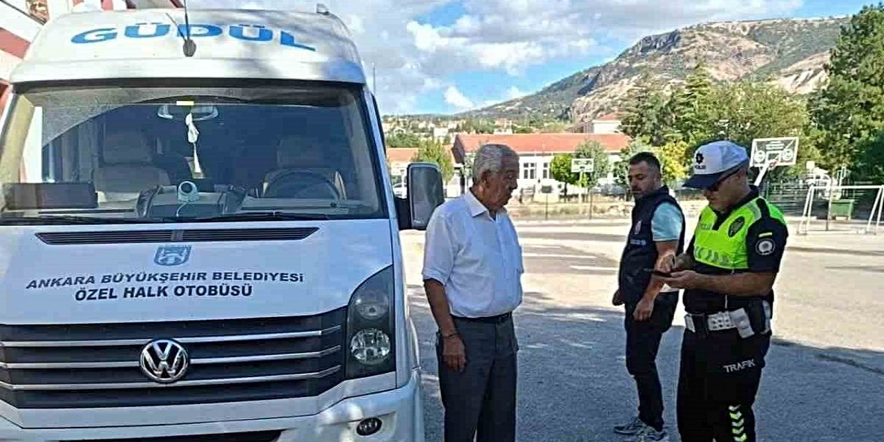 Güdül'de Jandarma Okul Servislerini Denetledi, Kurallara Uymayan Sürücülere İşlem Yapıldı