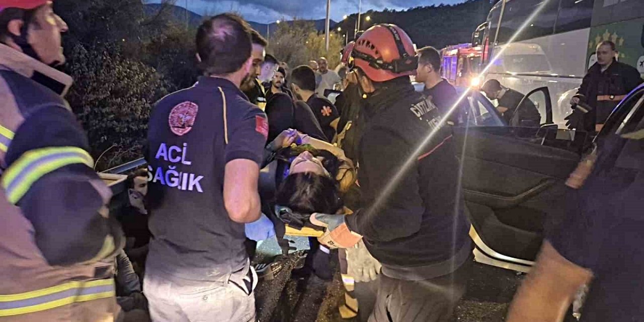 İstanbul-İzmir Otoyolu'nda 7 Aracın Karıştığı Zincirleme Kazada 11 Kişi Yaralandı