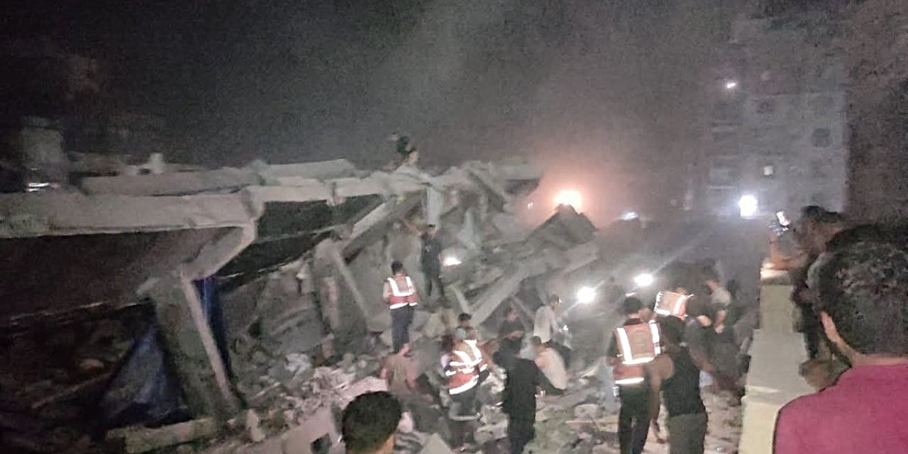 Gazze'nin Batısında Yerinden Edilmiş Filistinlilerin Kaldığı 6 Katlı Bina Yıkıldı, En Az 8 Ölü