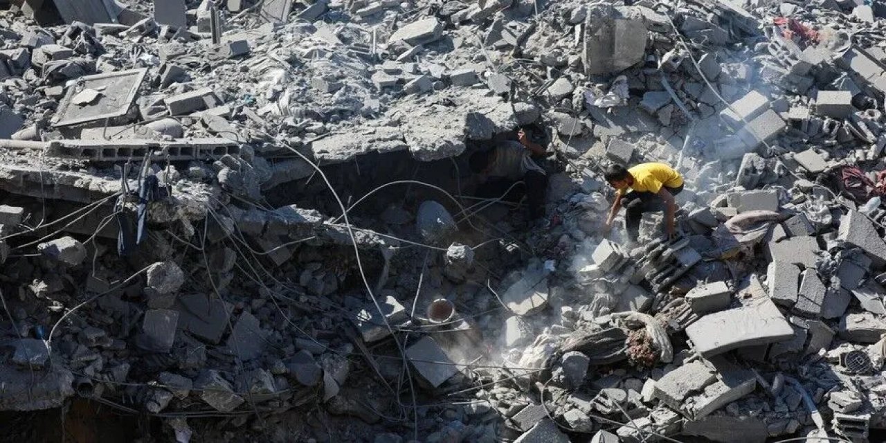 Gazze'de İsrail Saldırısında Hasar Gören Binanın Çökmesi Sonucu 9 Kişi Hayatını Kaybetti