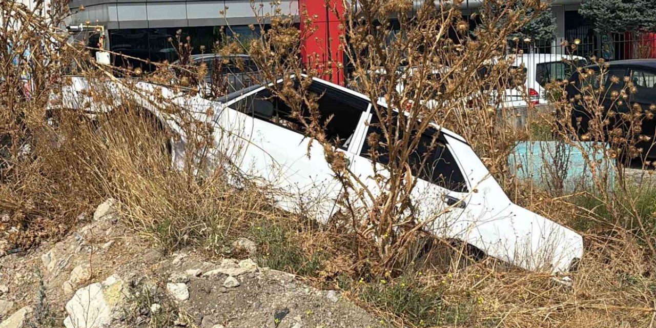 Tavşanlı-Kütahya Karayolunda Otomobil Boş Araziye Uçtu, 1 Yolcu Yaralandı