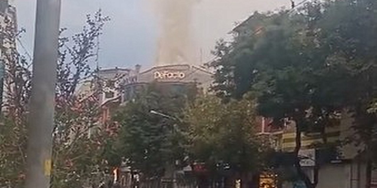 Eskişehir Odunpazarı'nda Giyim Mağazasının Çatısındaki Yangın Söndürüldü
