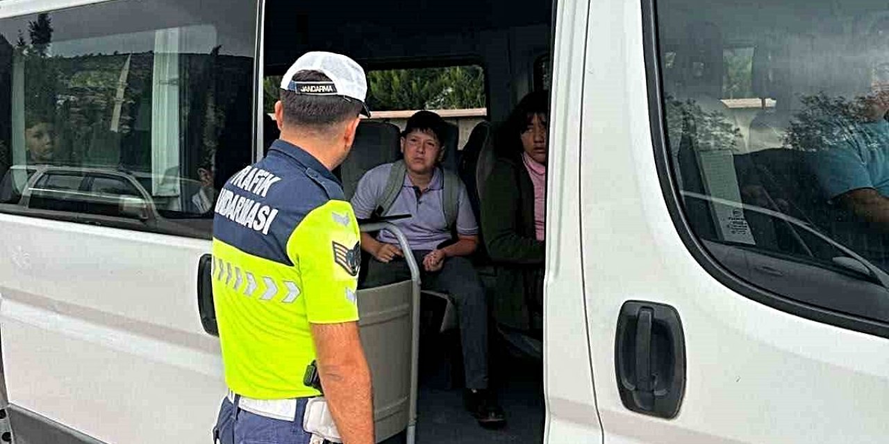 Bilecik'te Okul Çevreleri Ve Servis Araçları Denetlendi, 15 Araç Kontrol Edildi