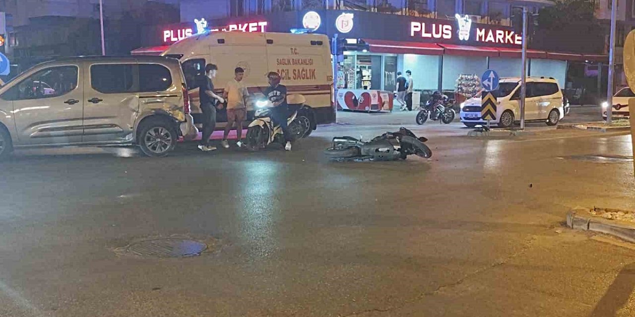 Manavgat'ta Motosiklet İle Hafif Ticari Araç Çarpıştı, Sürücü Yaralandı