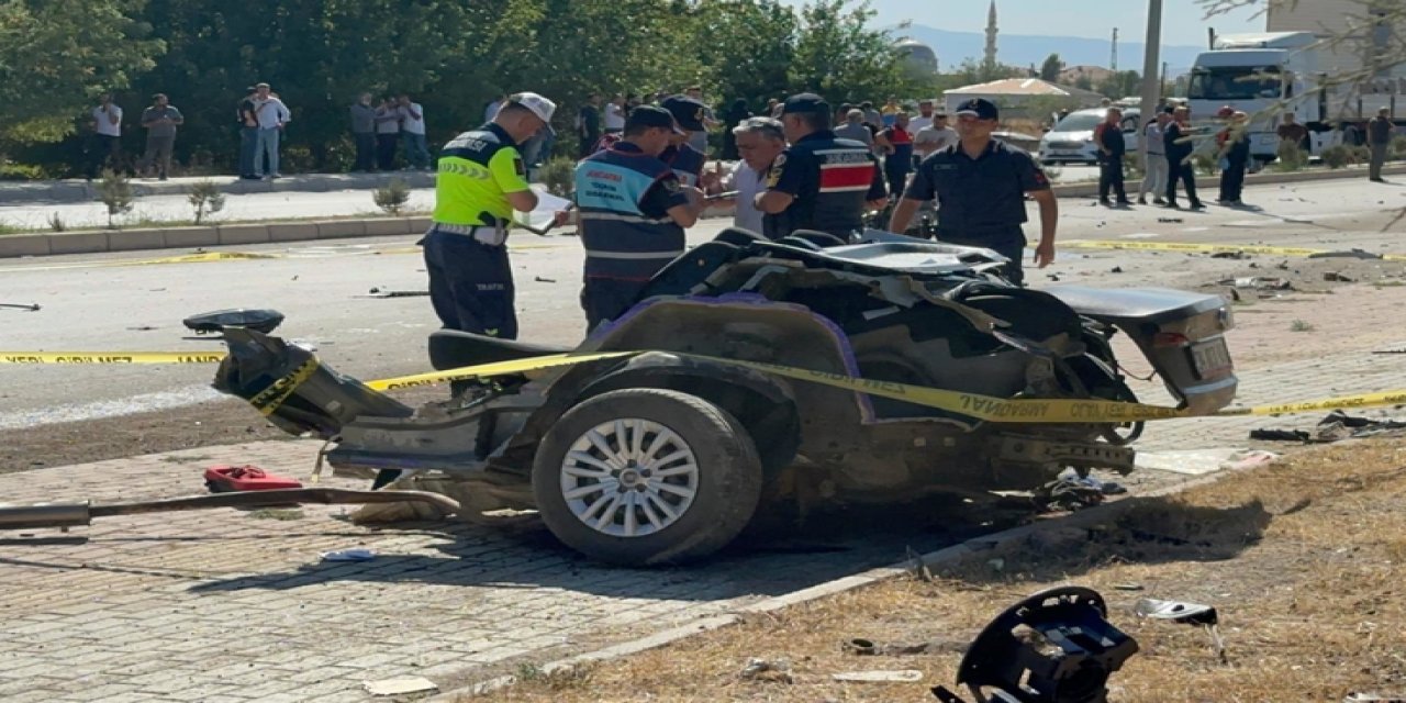 Kan Donduran Kaza! Otomobil İkiye Bölündü, 2 Ölü, 2 Yaralı