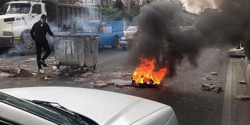 İran Devlet Televizyonu 'Silahlı' Bazı Göstericilerin Öldürüldüğünü Teyit Etti