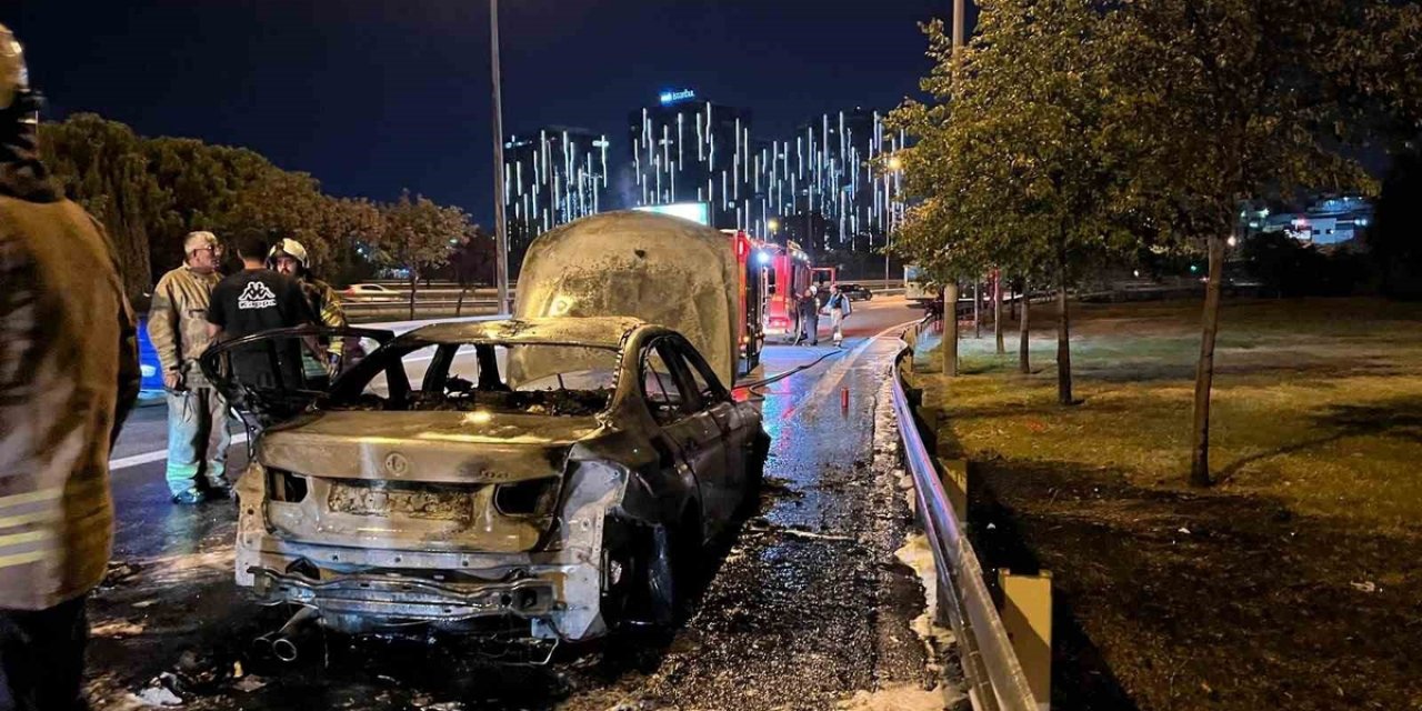 Bakırköy’de Otomobil Alev Topuna Döndü