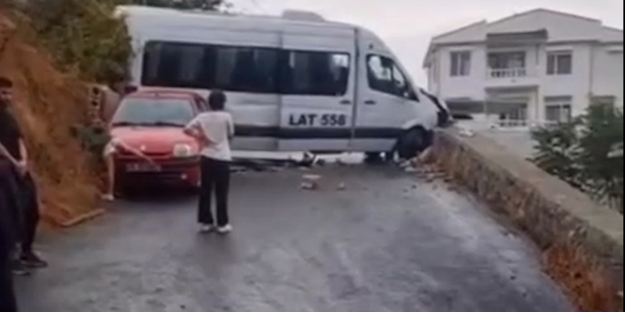 Sarıyer’de Okul Servisi Duvara Çarptı: 1 Yaralı