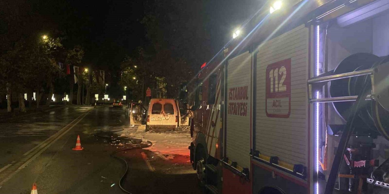 Dolmabahçe Sarayı’nın Önünde Hafif Ticari Araç Alevlere Teslim Oldu