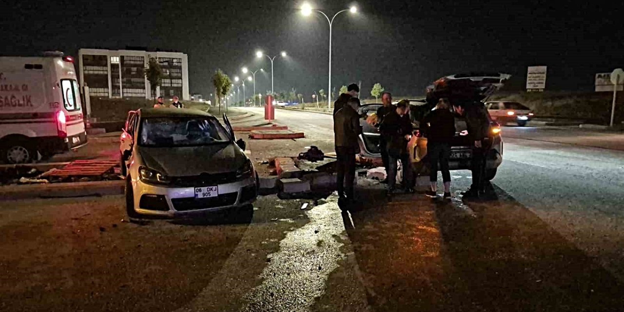 Kavşakta Çarpışan 2 Araç Adeta Hurdaya Döndü: 3 Yaralı