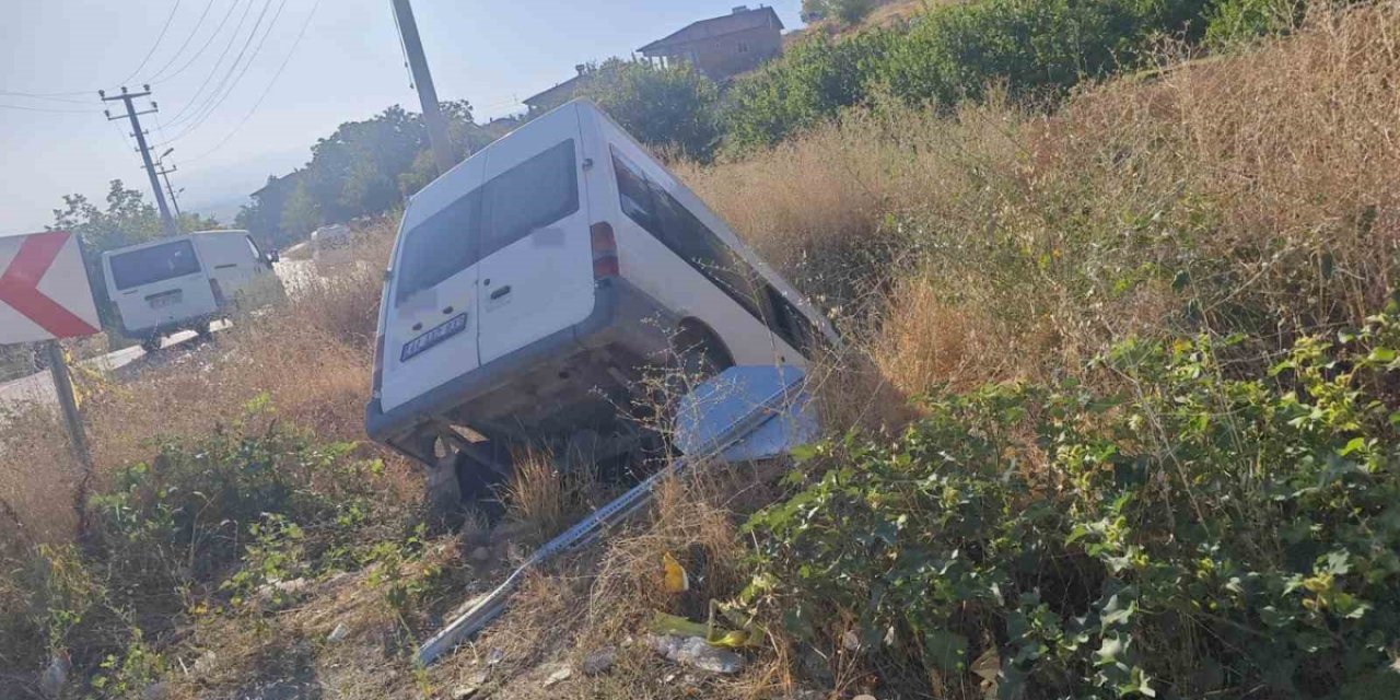 Malatya’da Kontrolden Çıkan Minibüs Şarampole Devrildi: 2 Yaralı