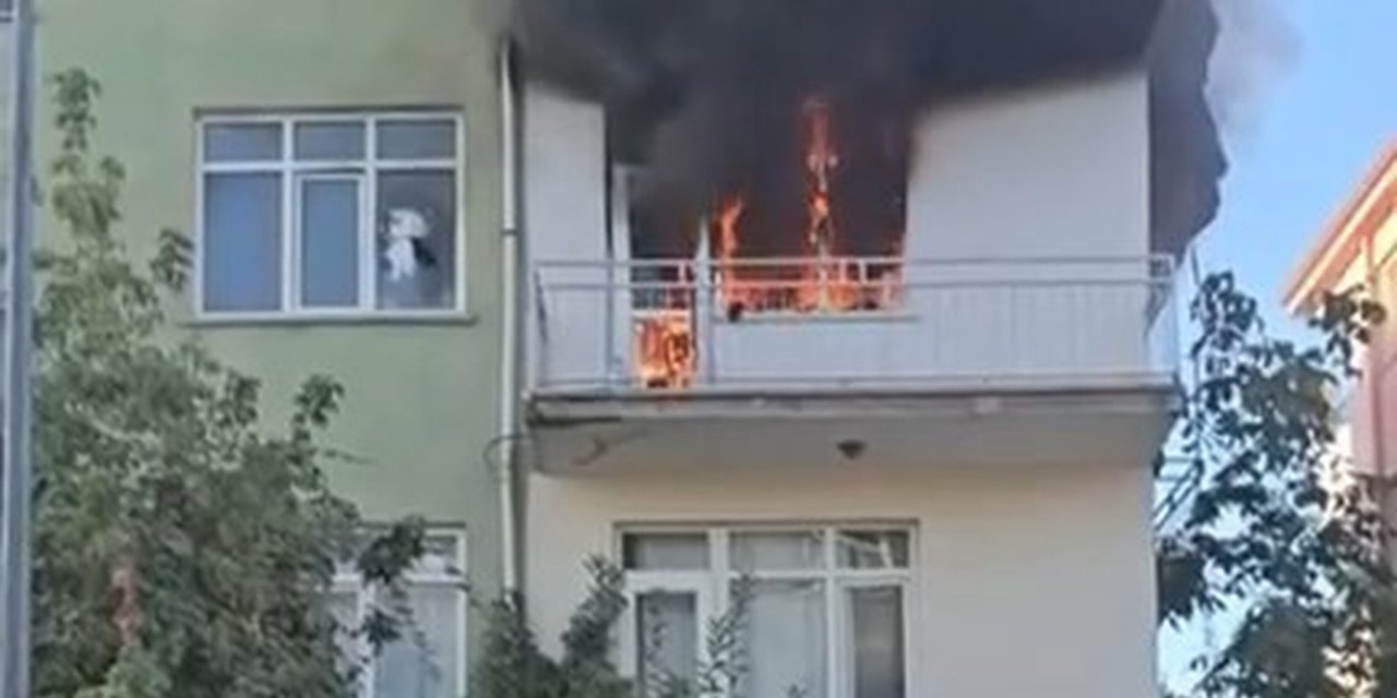 Elazığ Rüstempaşa'da 4 Katlı Binanın 3'üncü Katındaki Yangın Söndürüldü