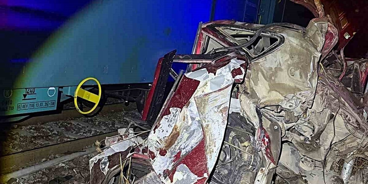 Bilecik Osmaneli'de Rayda Kalan Otomobile Tren Çarptı, Alkollü Sürücü Son Anda Kurtuldu
