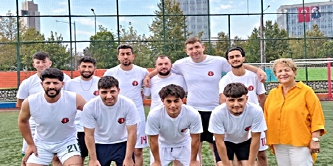 Bursa'daki Kurtuluş Kupası'nın Şampiyonu Bilecik Gençlik Meclisi Oldu