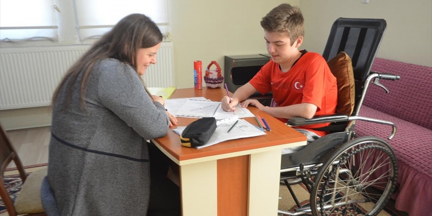 Kas Hastası Ferhat 'Ayağına Gelen Okul'la Derslerinden Geri Kalmıyor