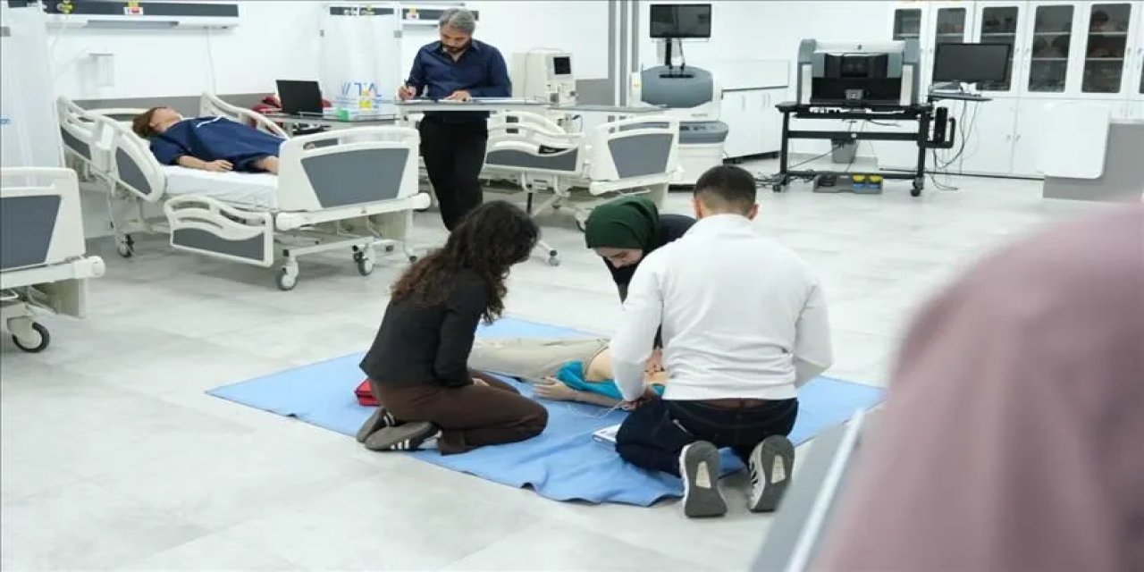 Lokman Hekim Üniversitesinde "yaşam Zinciri Takım Yarışması" Düzenlendi