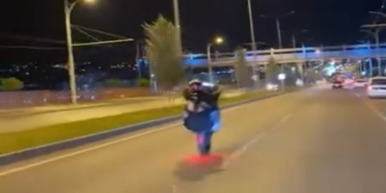 Tek Teker Üzerinde İki Kişi: Göz Göre Göre Kazaya Davetiye Çıkardılar