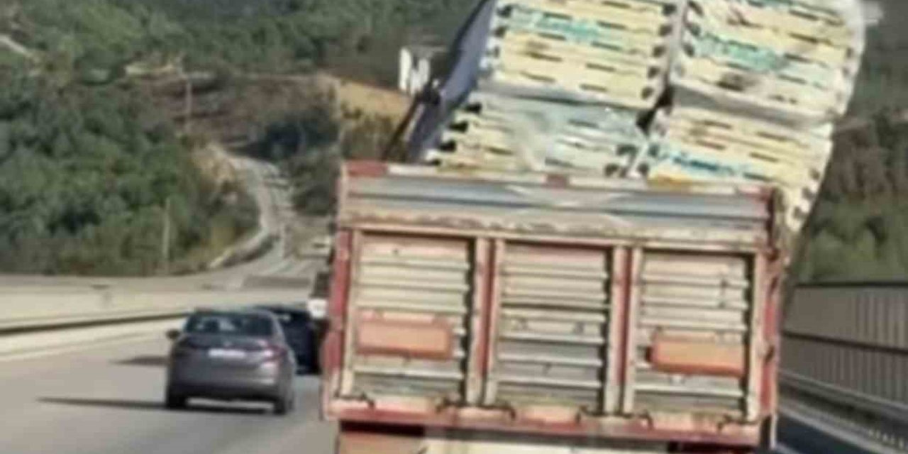 Bursa'da Tırın Dorsesindeki Güvensiz Yük Trafikte Tehlike Saçtı