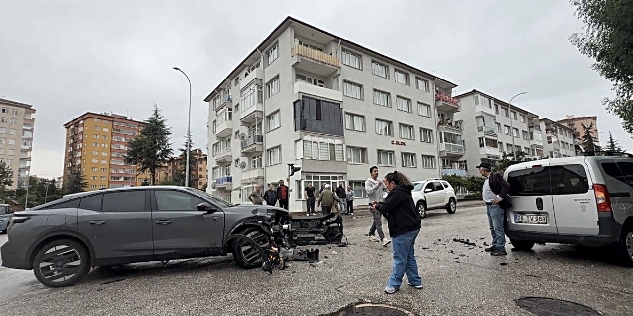 Bir Kişinin Yaralandığı Trafik Kazası Sonrası Yaşanan Gerginlik Güçlükle Yatıştırıldı