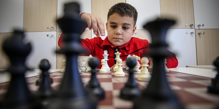 'Şah Mat'ın Küçük Ustasının Gözü Dünya Şampiyonluğunda