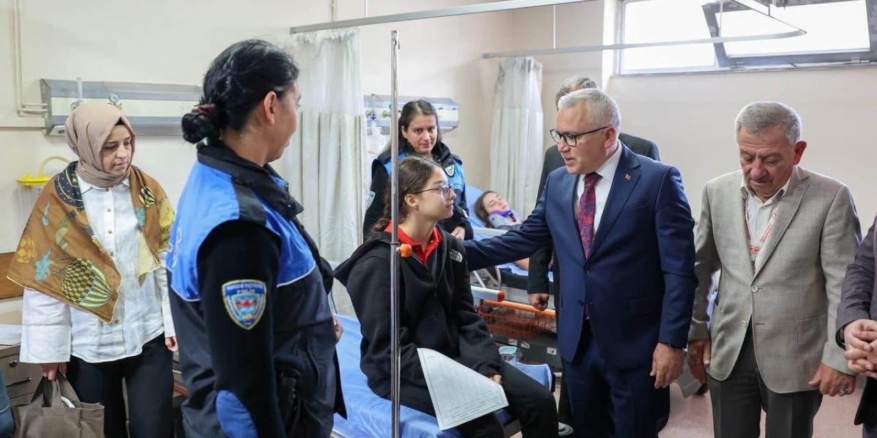 Sivas'ta Servis İle Polis Aracı Çarpıştı: 13 Öğrenci Ve 3 Polis Yaralandı