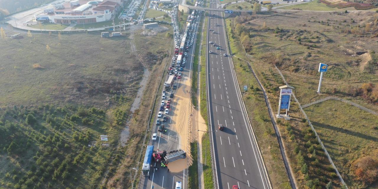 Anadolu Otoyolu'nun Kocaeli Kesiminde Bariyere Çarpan Tır Ulaşımı Aksattı