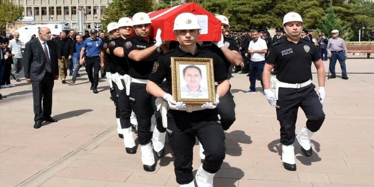 Kırıkkale'de Trafik Kazasına Müdahale Ederken Başka Bir Aracın Çarpması Sonucu Şehit Olan Polis İçin Cenaze Töreni Düzenlendi
