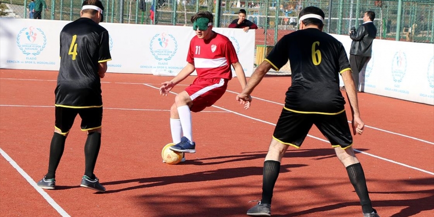 Karanlık Dünyasını Futbolla Aydınlattı