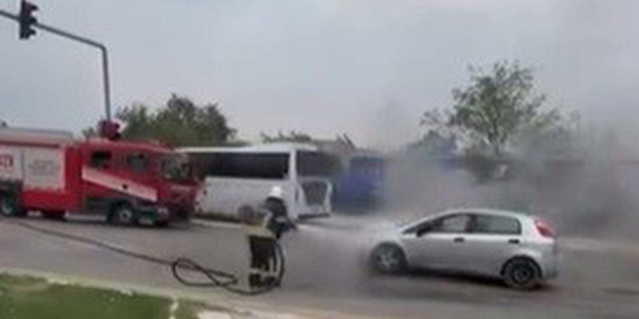 Elazığ'da Seyir Halindeki Otomobilin Motorunda Çıkan Yangın Söndürüldü