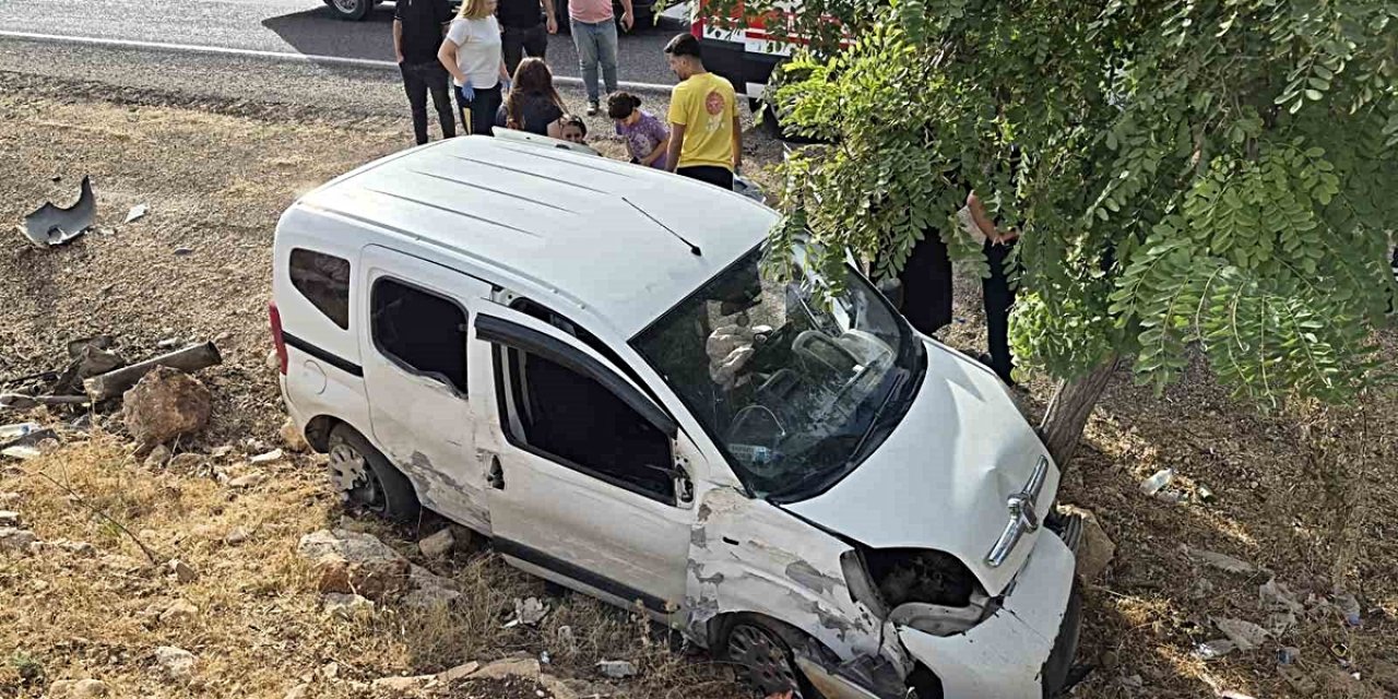 Gaziantep Yavuzeli'de Kontrolden Çıkan Araç Ağaca Çarptı, 2 Kişi Yaralandı