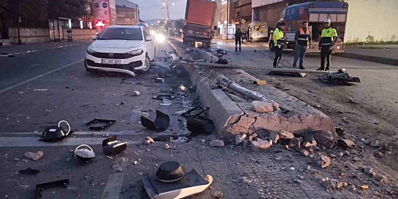 Ümraniye'de Sabah İSTAÇ Kamyonuyla Servis Minibüsü Çarpıştı, Kazada 2 Kişi Yaralandı