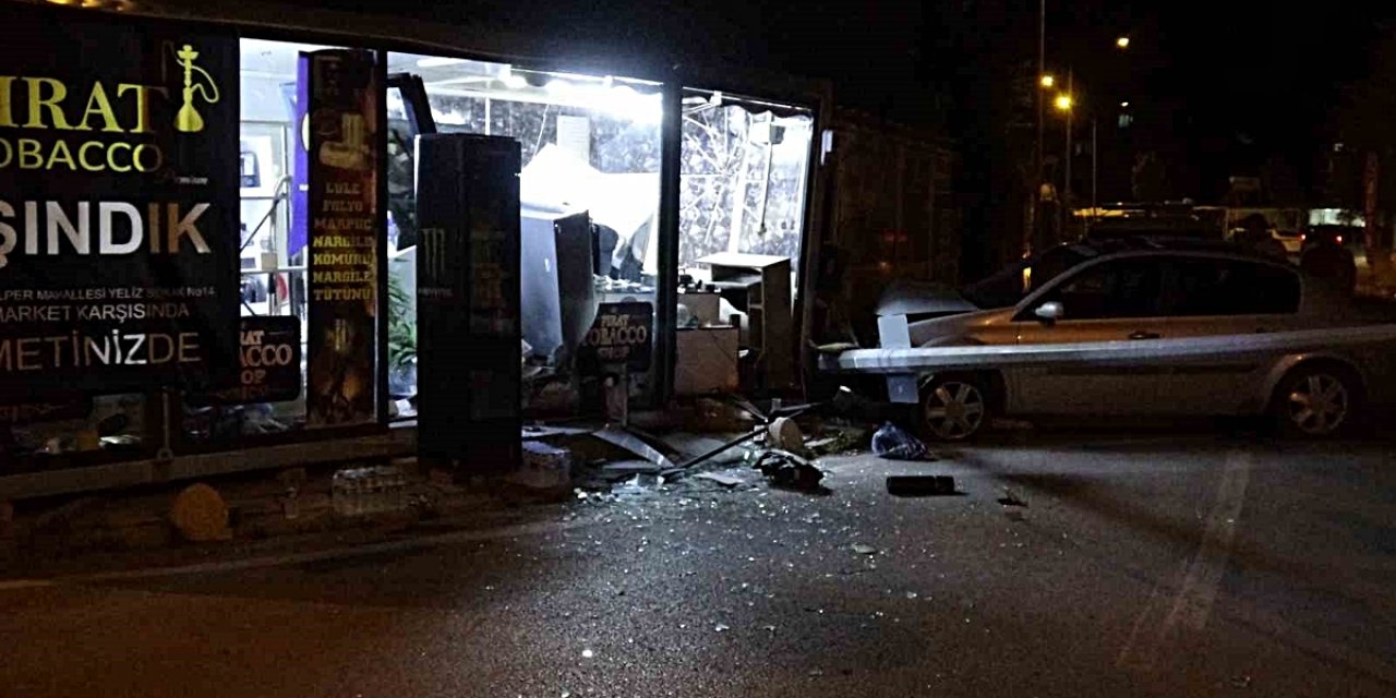 Malatya Yeşilyurt'ta Gece Otomobil Konteyner İş Yerlerine Daldı, 1 Esnaf Yaralandı