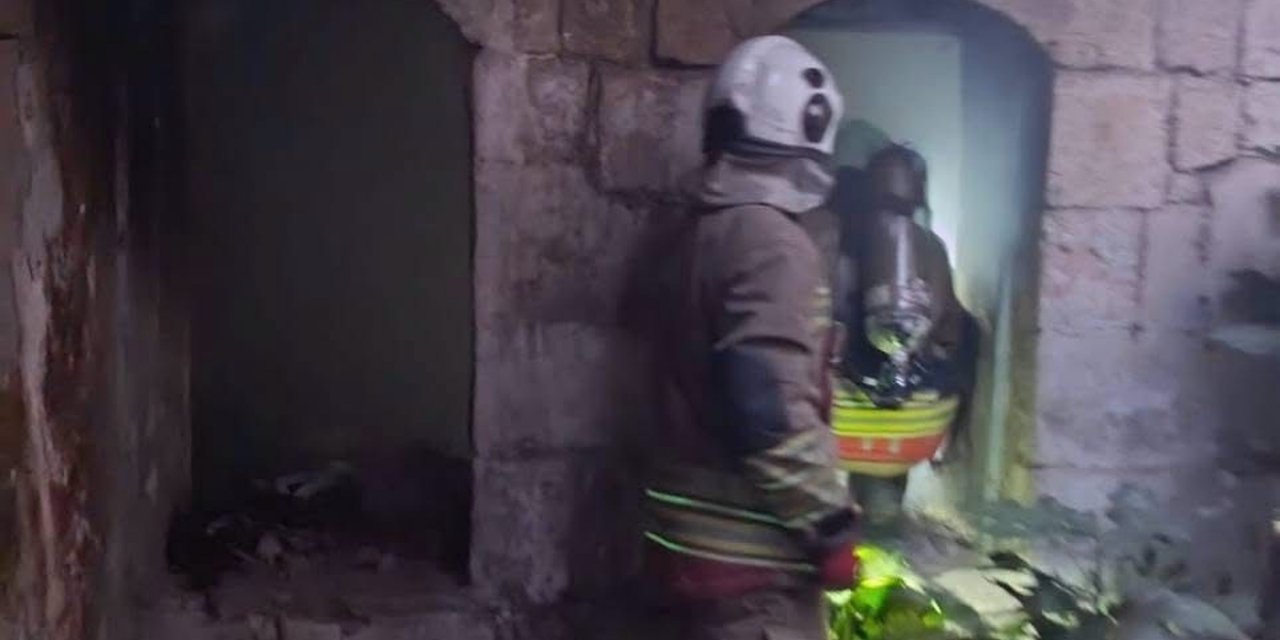 Antakya'da Metruk Binadaki Yangın Ekiplerin Müdahalesiyle Kontrol Altına Alındı