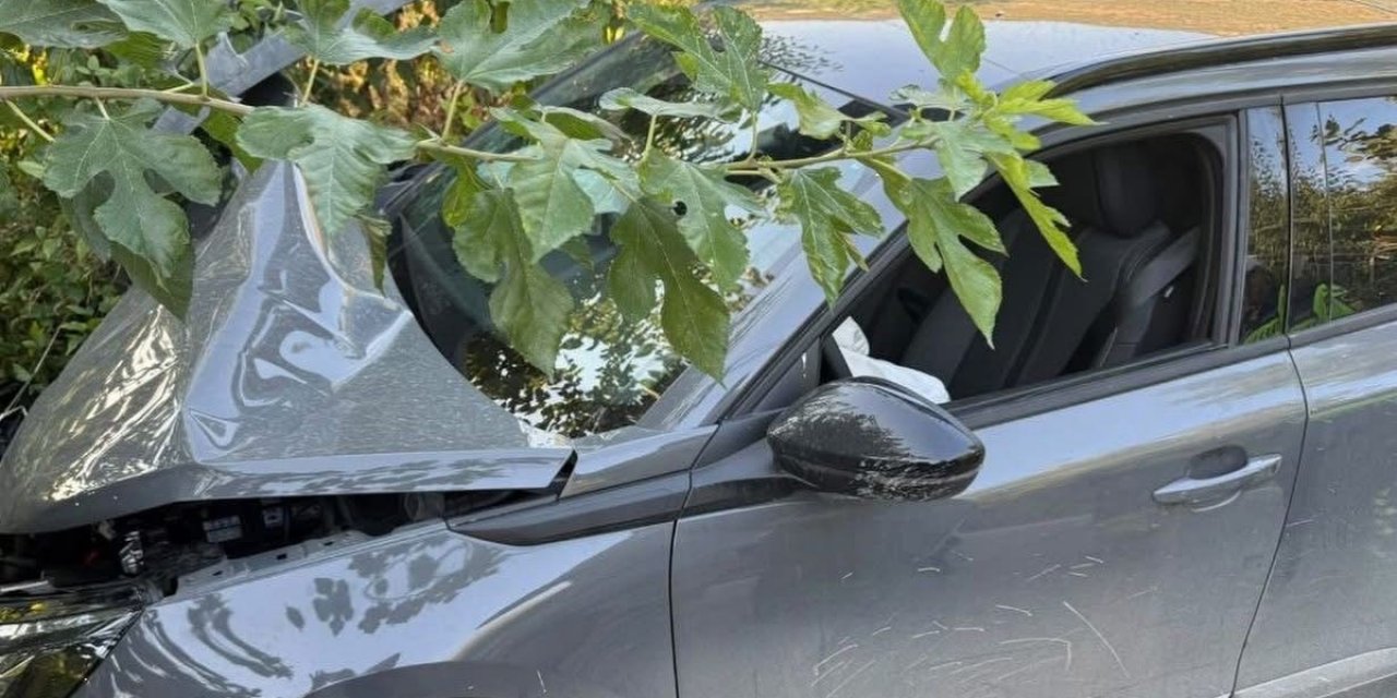 Hatay İskenderun'da Direğe Çarpan Otomobildeki Yaralı Sürücüyü İtfaiye Kurtardı