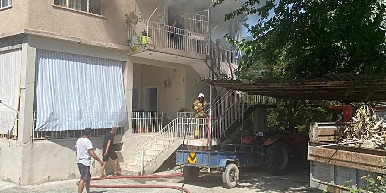Hatay Erzin'de 2 Katlı Evin Üst Katındaki Yangın Hasara Yol Açtı, Can Kaybı Yaşanmadı