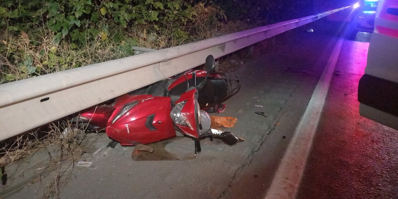 Manisa Şehzadeler'de İki Motosiklet Çarpıştı, Bariyerde Sıkışan Sürücü Ağır Yaralandı