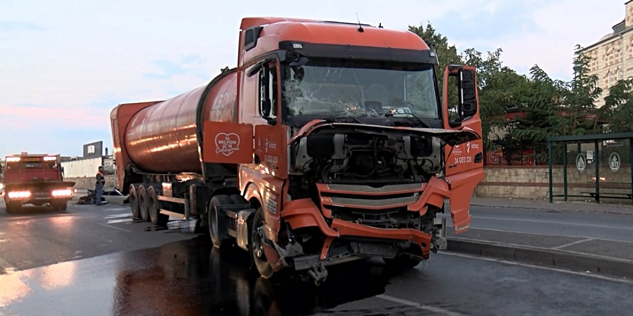 Ümraniye'de Servis Minibüsü İbb Atık Kamyonuna Çarpıp Duvara Savruldu, 2 Kişi Yaralandı
