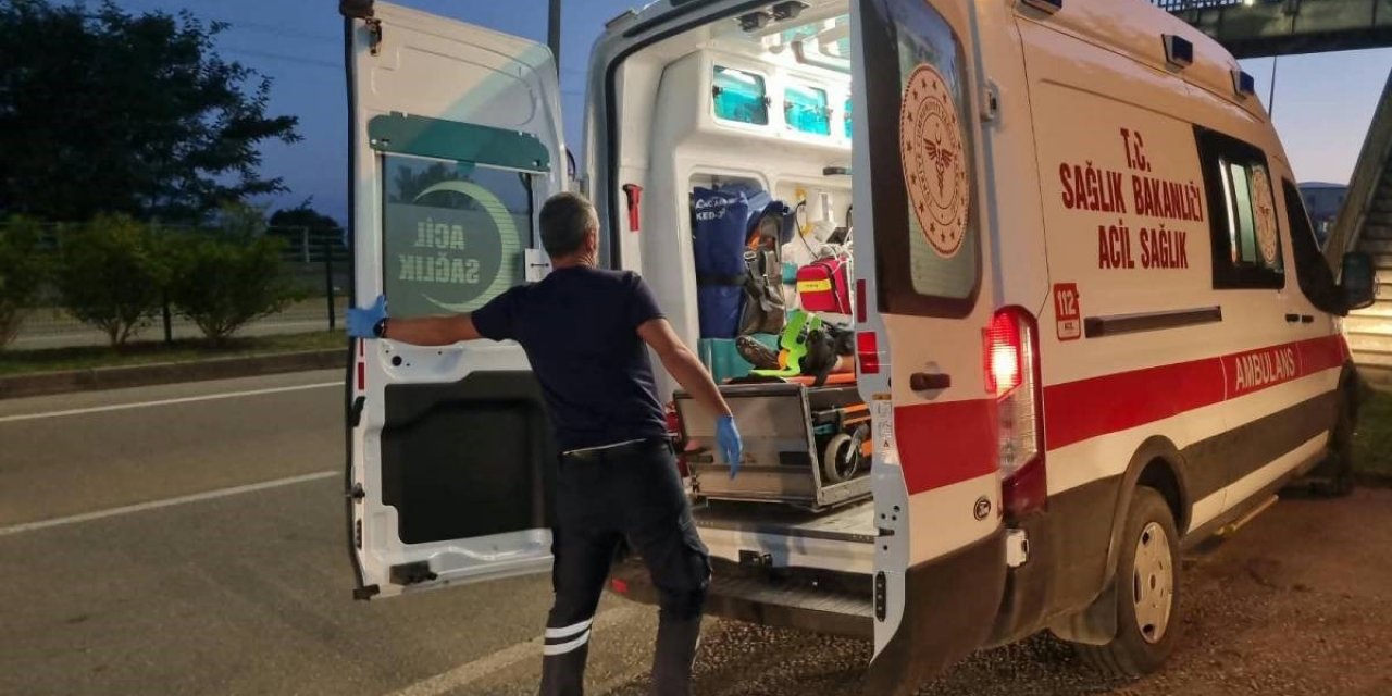 Sinop Bostancılı'da Üst Geçitten Düşen Çocuk Hafif Yaralanarak Hastaneye Kaldırıldı