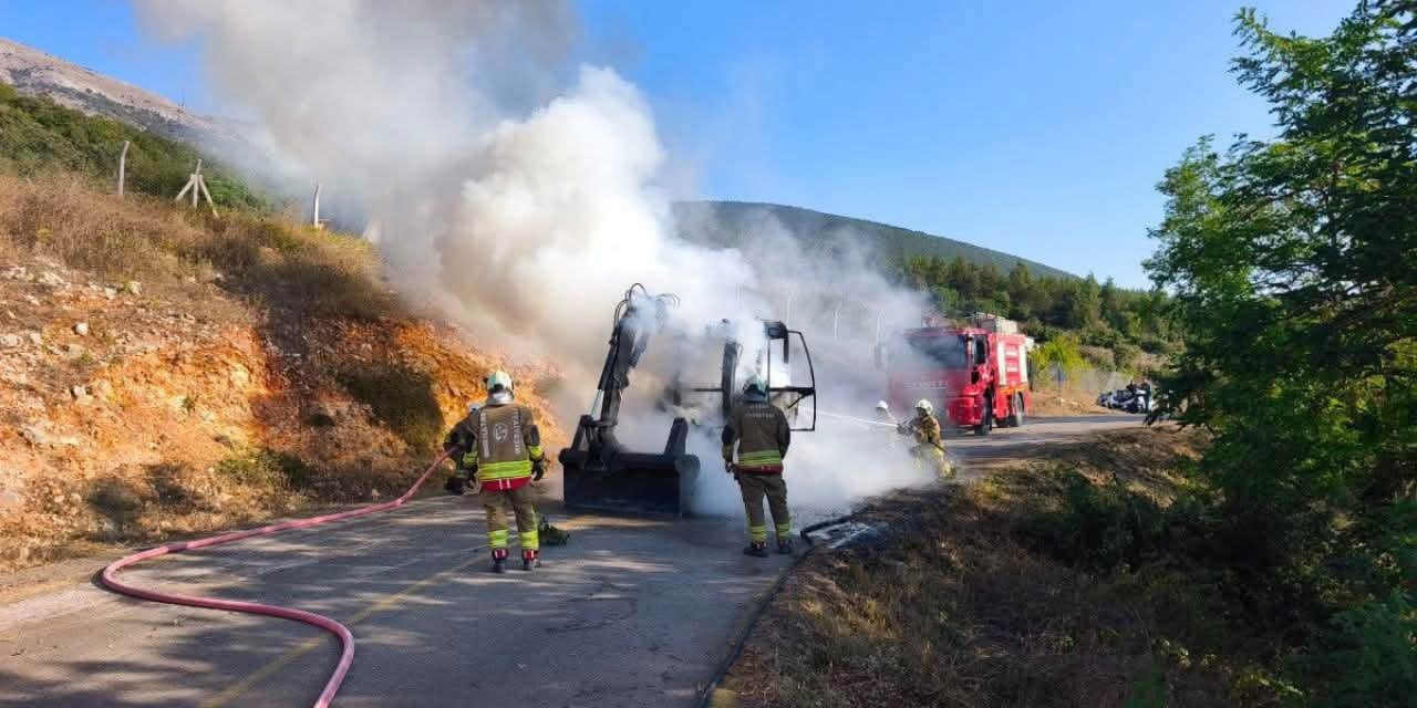 İskenderun'da Seyir Halindeki İş Makinesi Kullanılamaz Hale Geldi, Can Kaybı Yok