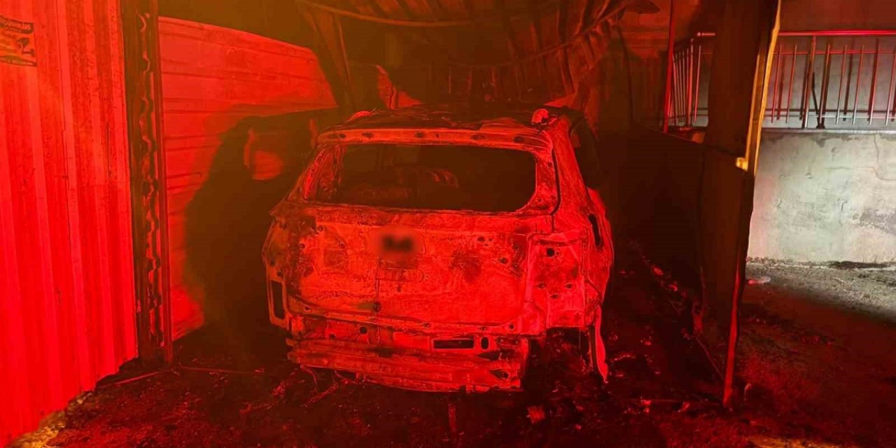 Antalya Serik'te Otomobil Yangını Binaya Sıçradı, Araç Kullanılamaz Hale Geldi