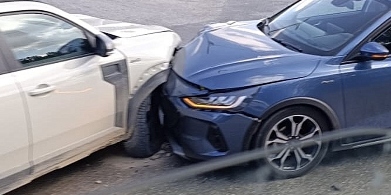 Eskişehir Odunpazarı'nda Kavşakta Çarpışan İki Otomobilin Kaza Anı Kameraya Yansıdı