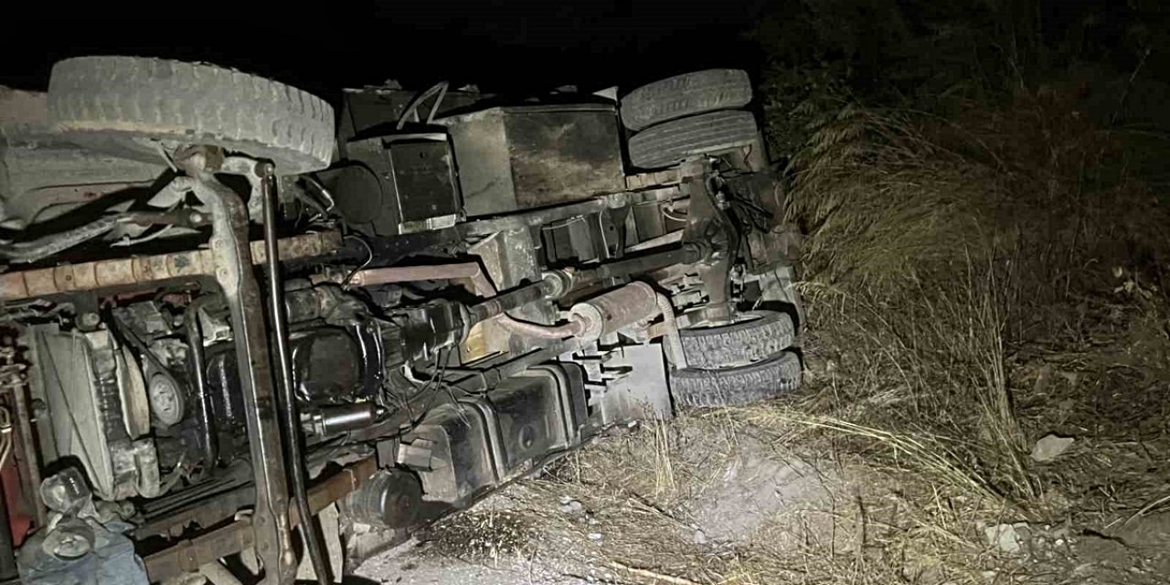 Bursa Mudanya'da Devrilen İş Makinesinde Sıkışan Sürücü Camı Kırılarak Kurtarıldı