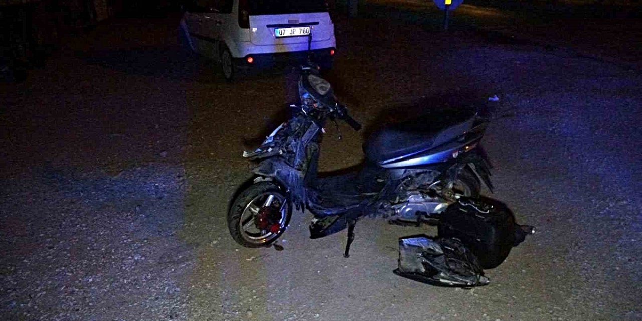 Manavgat'ta Otomobil, Motorlu Bisikletle Çarpıştı; 1 Kişi Yaralandı, Anı Kameraya Yansıdı