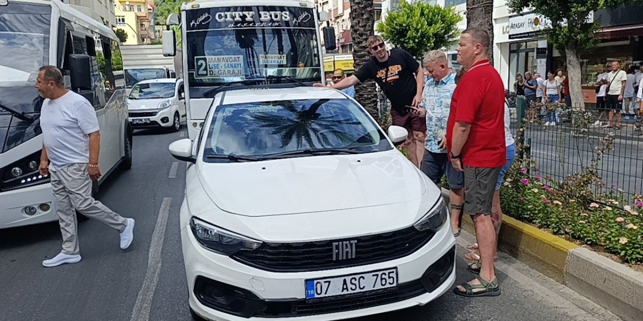 Antalya Manavgat'ta Yayaya Yol Veren Alman Turistin Aracına Minibüs Çarptı, Yaralanan Yok