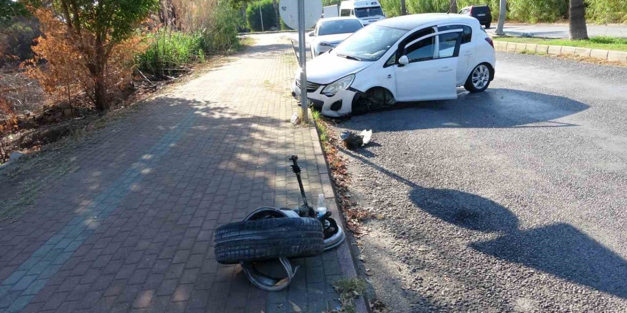 Antalya Manavgat'ta Araçlar Refüje Daldı, Dakikalar Arayla 2 Kazada 3 Kişi Yaralandı