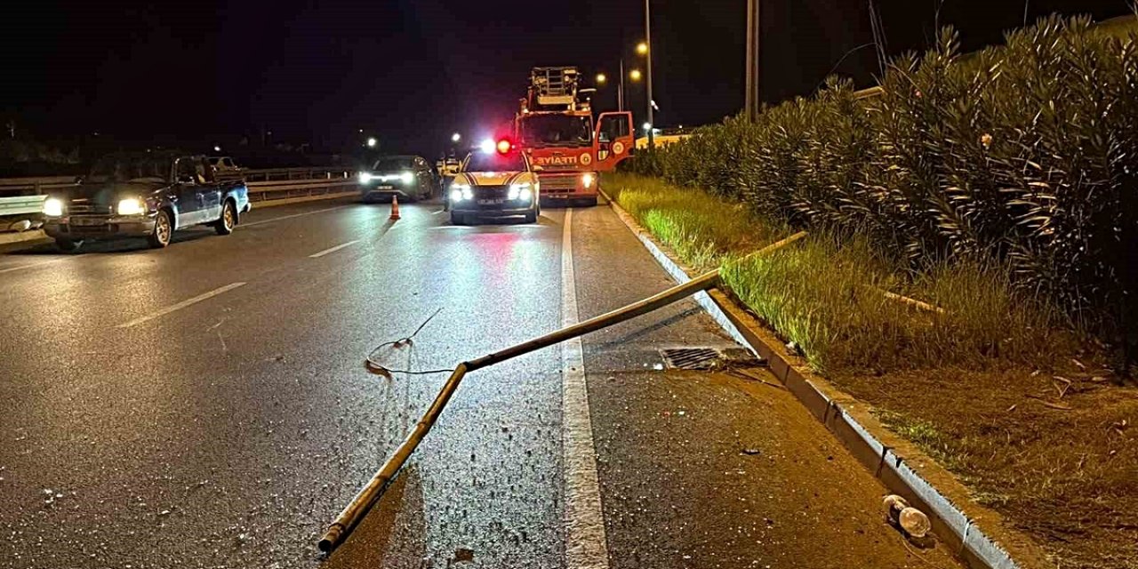Antalya Gazipaşa'da Panelvan Direğe Ve Seraya Çarptı, Pazarcı Sürücü Yaralandı